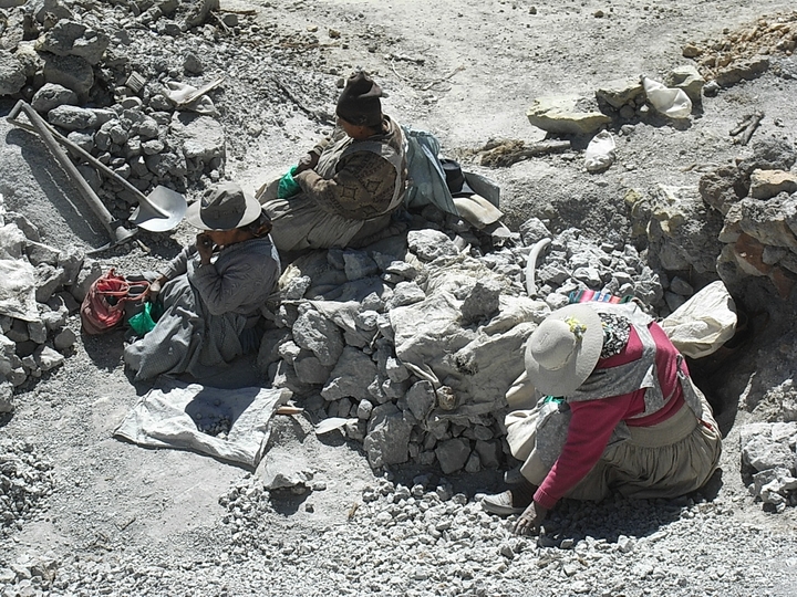 Steine sortieren am Cerro Rico in Potosi - Bolivien